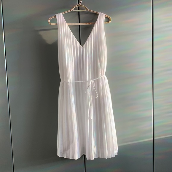 Banana Republic Dresses & Skirts - Banana Republic Medium Tall Pleated Poplin White Mini Dress
